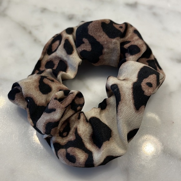 Noir Set of 3 Ombré Leopard Print Hair Scrunchies - Picture 4 of 8